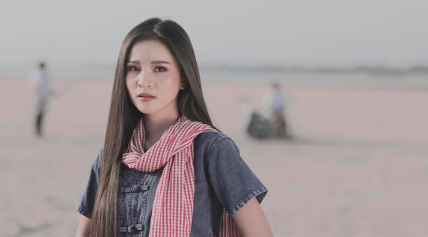 อาม ชุติมา กลับมาลุคเก่าสวมเสือยืดกางเกงยีนส์ ถูกใจแฟนคลับ