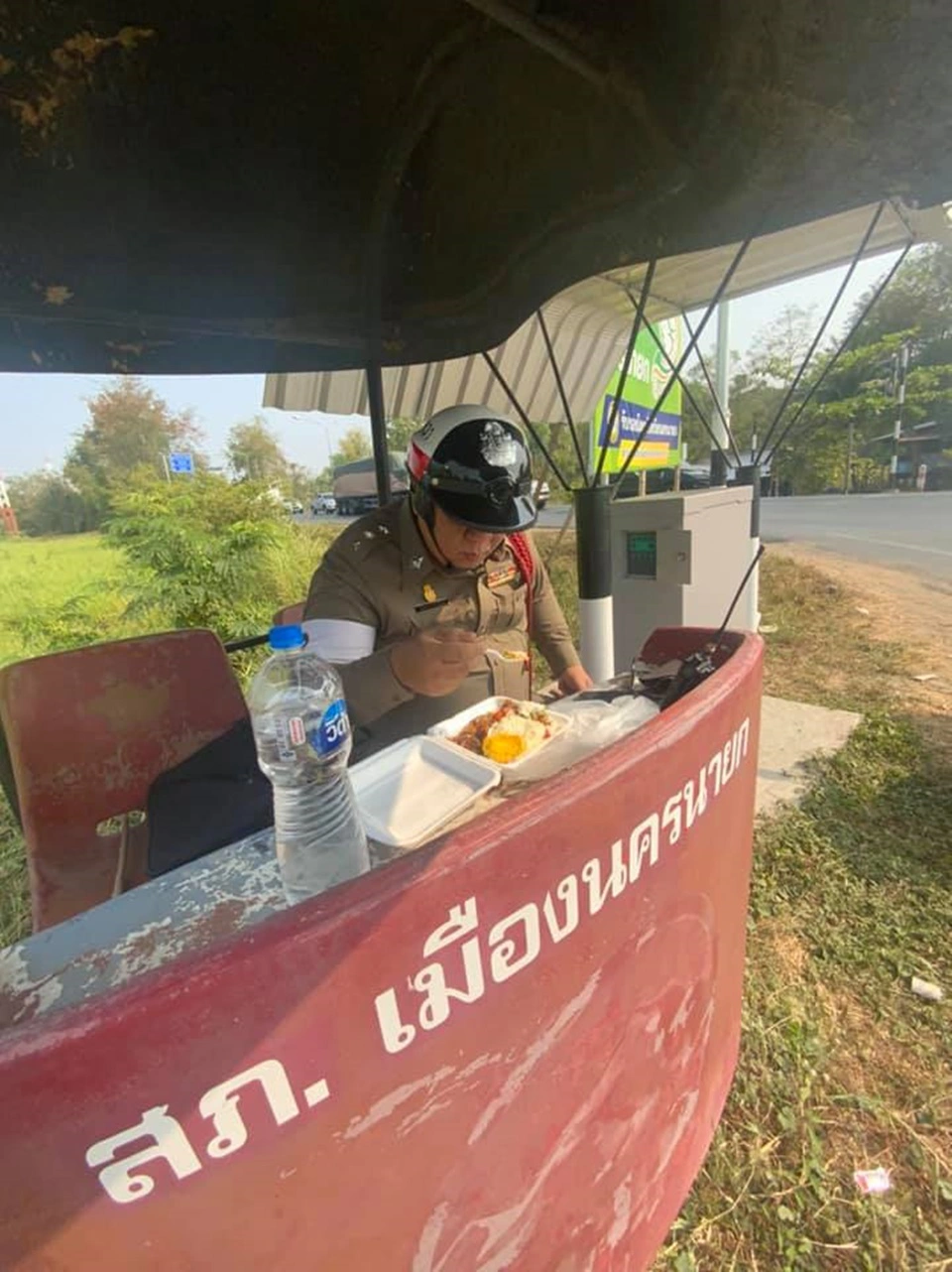 ชีวิต ตร.จราจร ช่วงวันหยุดยาว ทำงานไม่ได้พัก ต้องยืนโซ้ยข้าวกลางสี่แยก
