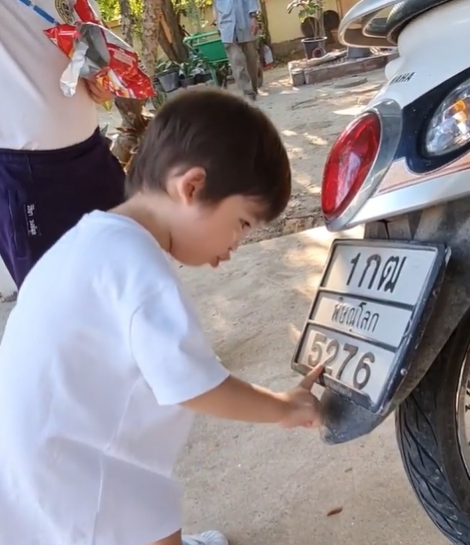 "ต้นหอม" โพสต์คลิป "น้องปกป้อง" อ่านเลขทะเบียนรถ