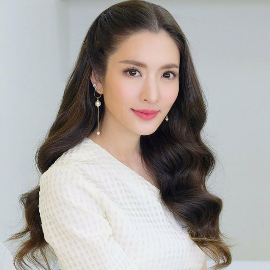 แอฟ ทักษอร ร่วมเฟรมถ่ายรูป โอปอล์-ปุ๊กกี้ โดน น้องปีใหม่ แย่งซีนเต็มๆ