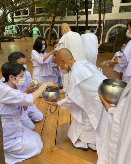 นิ้ง กุลสตรี นุ่งขาวห่มขาวใส่บาตรยามเช้า กลางโรงพยาบาลศิริราช