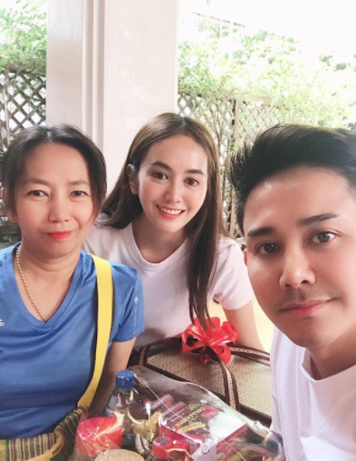 เอ ไชยา อวดความสวยลูกสาว น้องแป้ง ในวัย26ปี สวยได้พ่อเต็มๆ