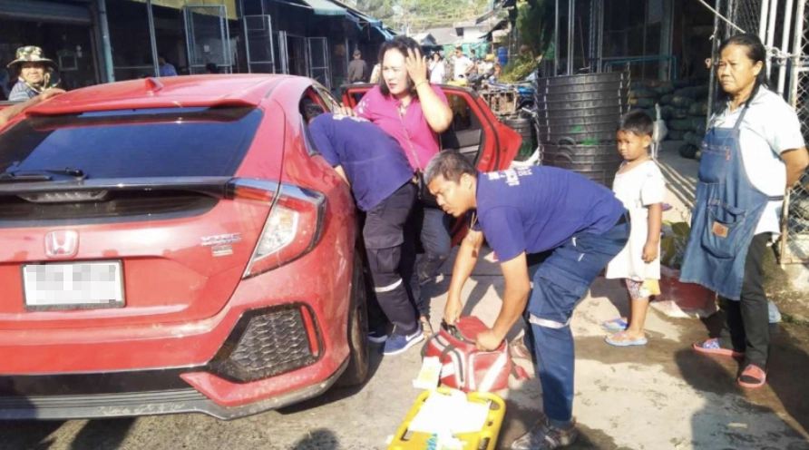สาวท้องแก่สุดกลั้น คลอดลูกในรถกลางตลาด ปลอดภัยทั้งแม่และลูก