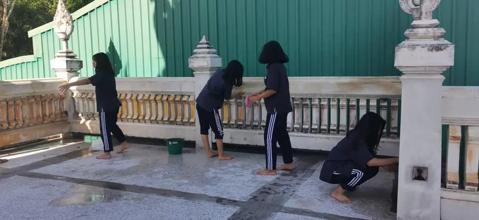 ปรบมือให้ กลุ่มนักเรียน นำเงินเก็บห้อง มาซื้ออุปกรณ์ทำความสะอาดวัด