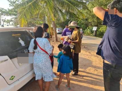 สาวเคืองใจ ไปเที่ยวชายหาดสาธารณะ กลับโดนชายเสื้อม่วงเรียกเก็บ 50