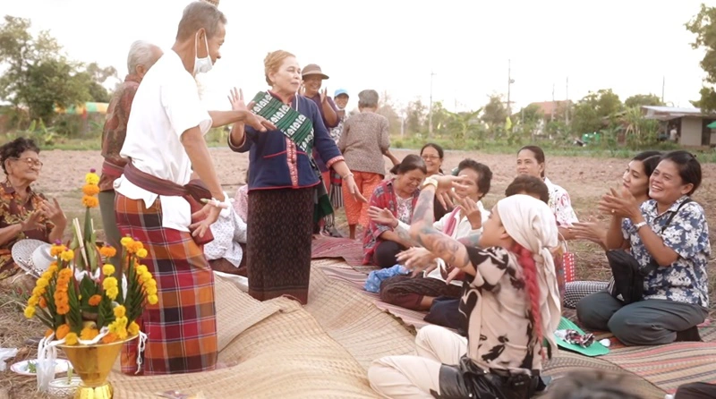 พิมรี่พาย ทุ่มเงินแสนหาทีมเจาะน้ำบาดาล พร้อมสร้างถังเก็บน้ำช่วยชาวบ้าน