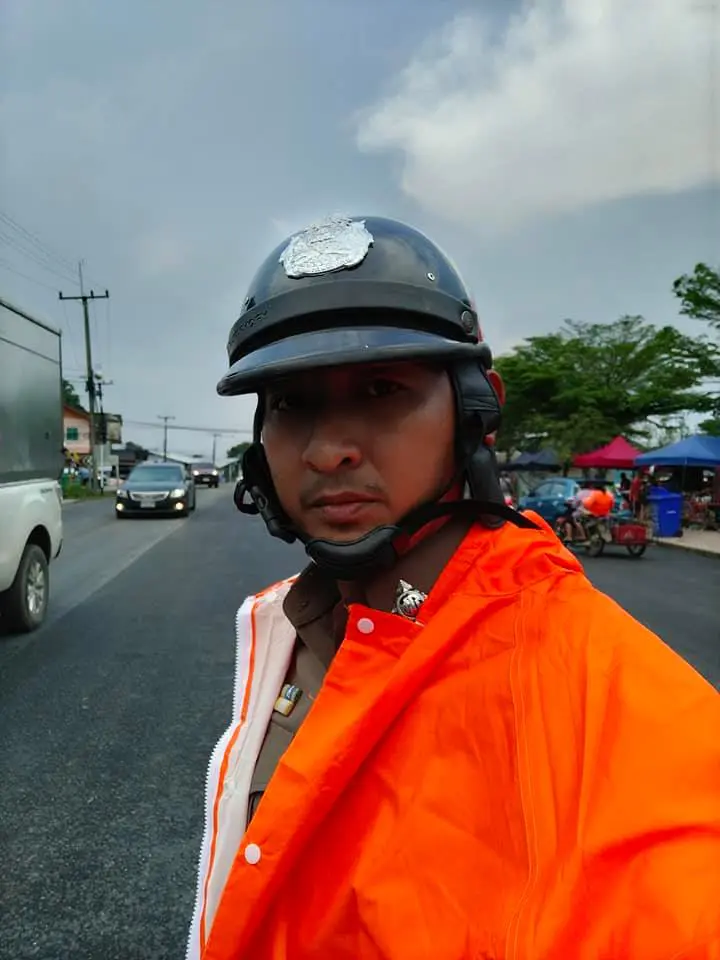 พี่ตำรวจหยิบยื่นน้ำใจ หลังเห็นน้องนร.เดินเท้าเปล่าไปโรงเรียน