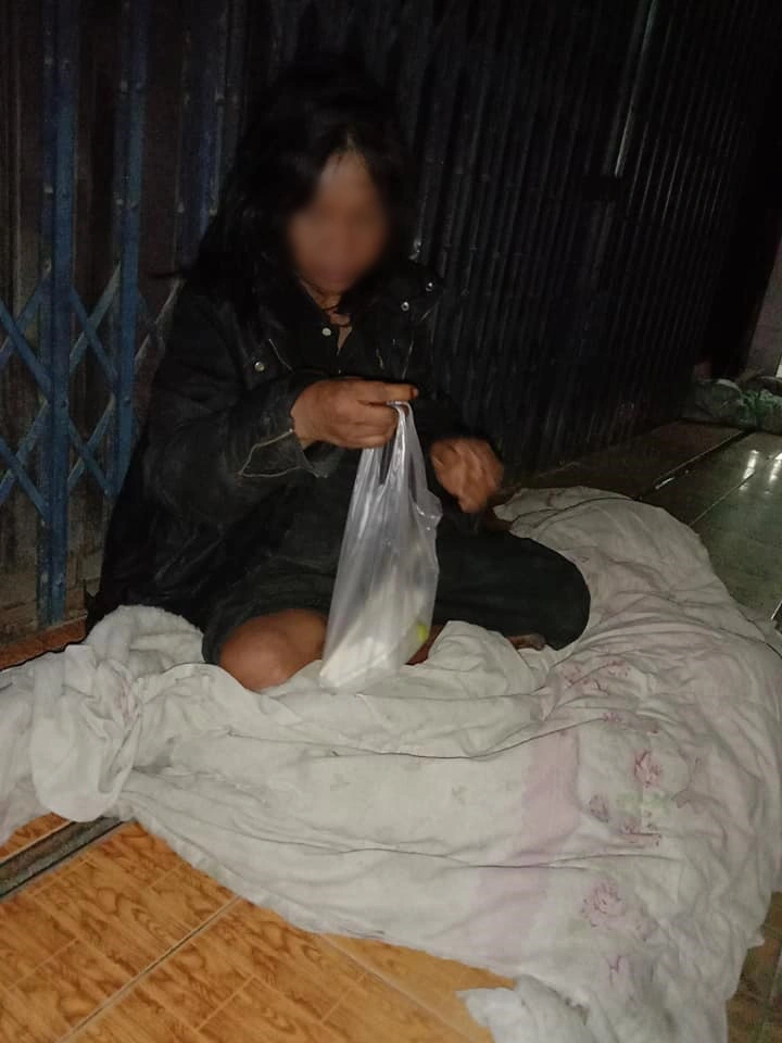 นักศึกษาหนุ่มใช้เวลาว่างเล่นดนตรีเปิดหมวก หาเงินซื้ออาหารแจกคนยากไร้