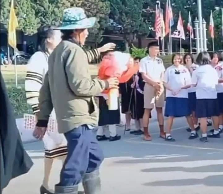 พ่อแต่งตัวบ้านๆ ถือช่อดอกไม้ มาหาลูกสาวที่โรงเรียน ก่อนเห็นปฏิกิริยา