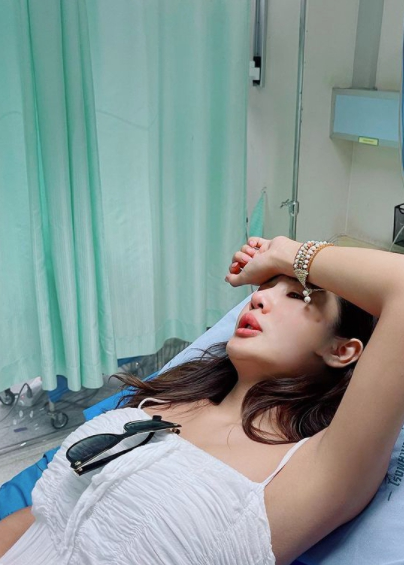 กระแต อาร์สยาม  ถูกหามเข้าห้องผ่าตัด หลังลื่นล้มขาฟาดขอบสระน้ำ