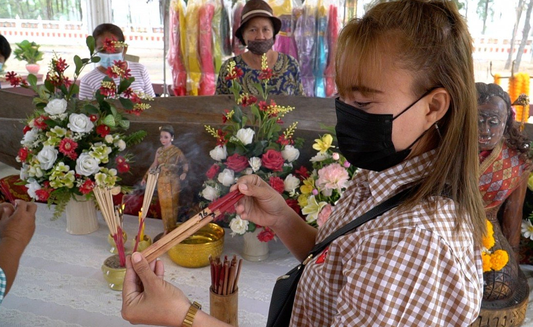 คอหวยแห่ส่องเลขเด็ด เรือตะเคียนทอง วัดหลวงพ่อปลื้ม เลข 5 เด่นมาก!