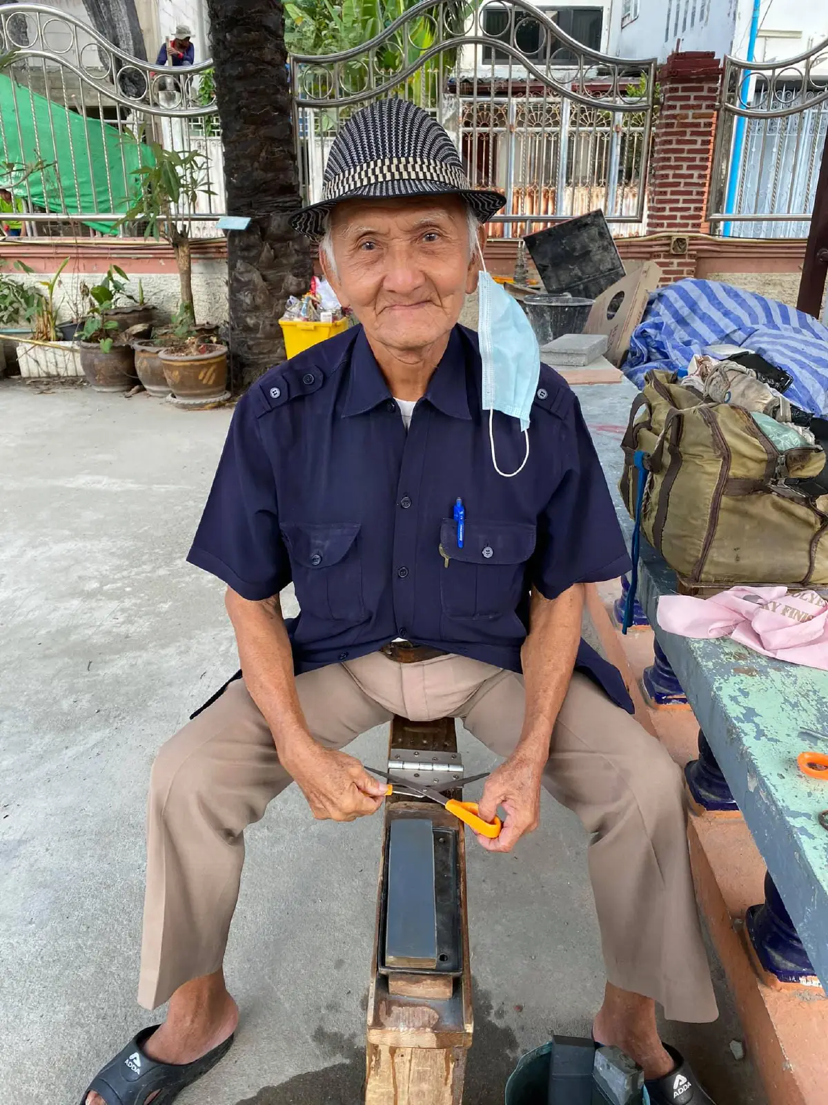 คุณตา วัย 85 ปี รับจ้างลับคมมีด - กรรไกร หาเลี้ยงคู่ชีวิตกับลูกชายป่วย