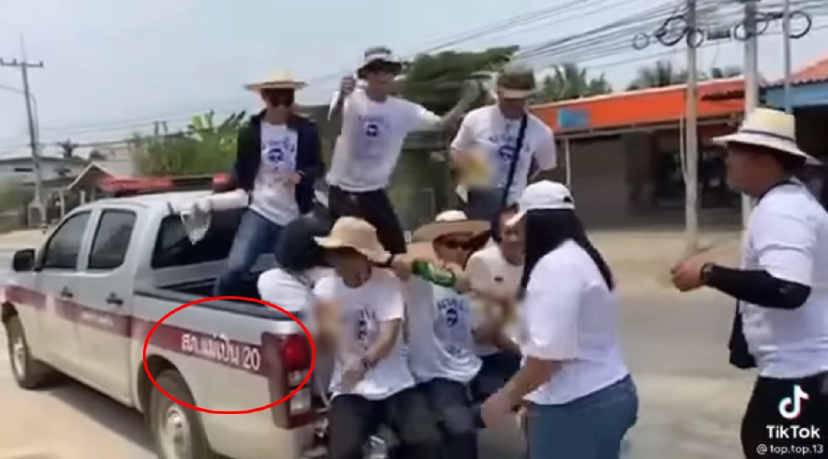 วัยรุ่น"โยกยับท้ายกระบะ"เครื่องดื่มครบ แต่ชาวเน็ตตาดี ป้ายบนรถมันคุ้นๆ