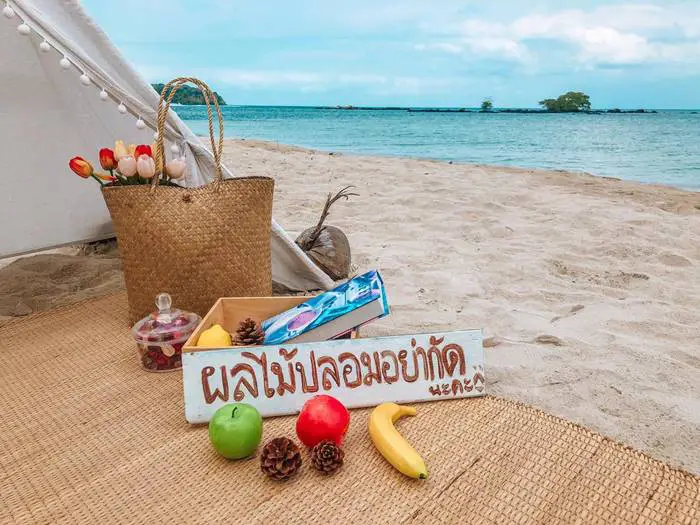 คาเฟ่ดังทนไม่ไหว งัดไม้เด็ดใส่ลูกค้า หลังชอบกัดผลไม้ปลอม ที่ตั้งโชว์