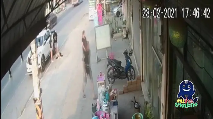 นาทีระทึก หนุ่มพลัดตกท่อ ร่วงลงไปจนมิดหัว หลังฝาท่อชำรุด
