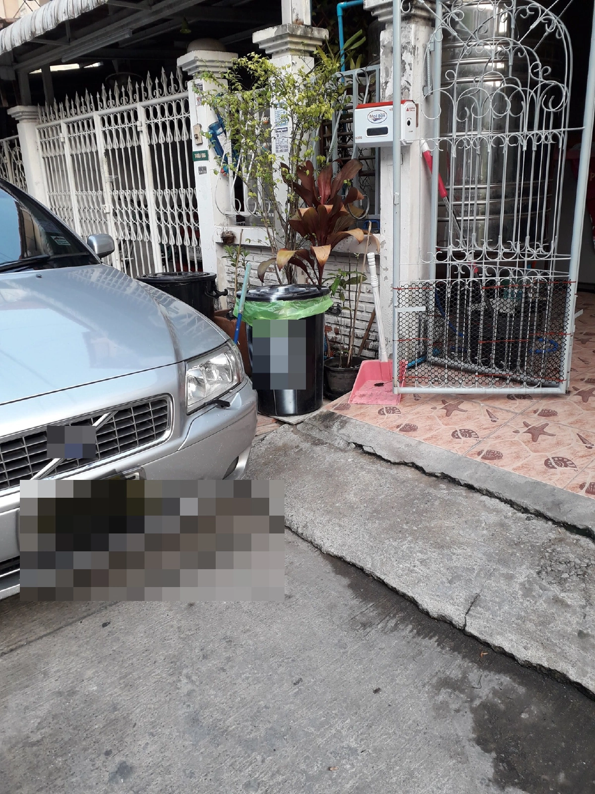 หญิงเจ้าของบ้านประชดชีวิต เดินไปบอกเพื่อนบ้านให้เลี้ยวเข้ามาจอดข้างใน