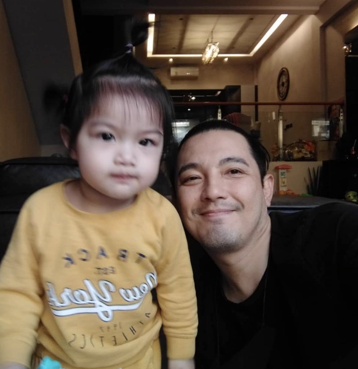 หนุ่ม ศรราม พาลูกสาว น้องวีจิ ไปเที่ยวกันสองคนพ่อลูก ในช่วงวันหยุด