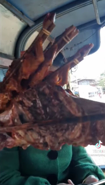 แม่ค้าเผยมิติใหม่ของการขายไก่ปิ้ง ยื่นเข้ามาขนาดนี้ เป็นใครก็คงต้องซื้