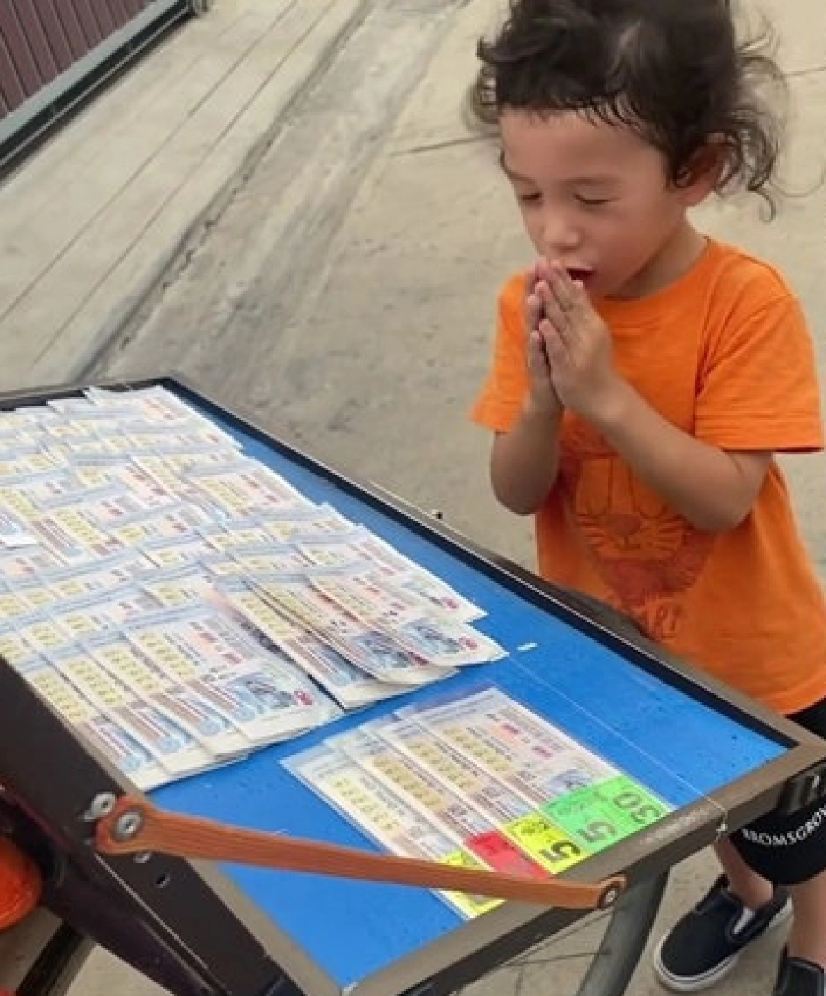 "น้องโพธิ์" ลูกชาคริต ท่องคาถาจับลอตเตอรี่เลขเด็ด พูดชัดๆ "รวย"