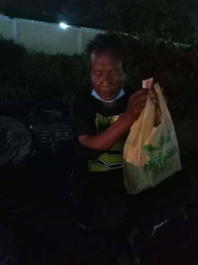 สาวน้ำตาไหล เห็นหน้าคุณลุงที่เก็บกระเป๋าตังค์ได้