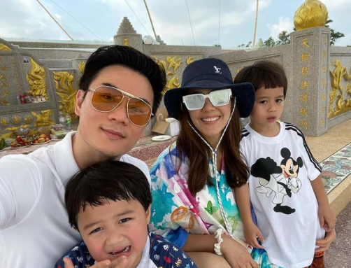 น็อต วิศรุต พา ชมพู่ อารยา และลูกแฝด น้องสายฟ้า-น้องพายุ ไปไหว้บรรพบุรุษ ฮวงซุ้ยยิ่งใหญ่สมกับเป็นตระกูลหมื่นล้าน