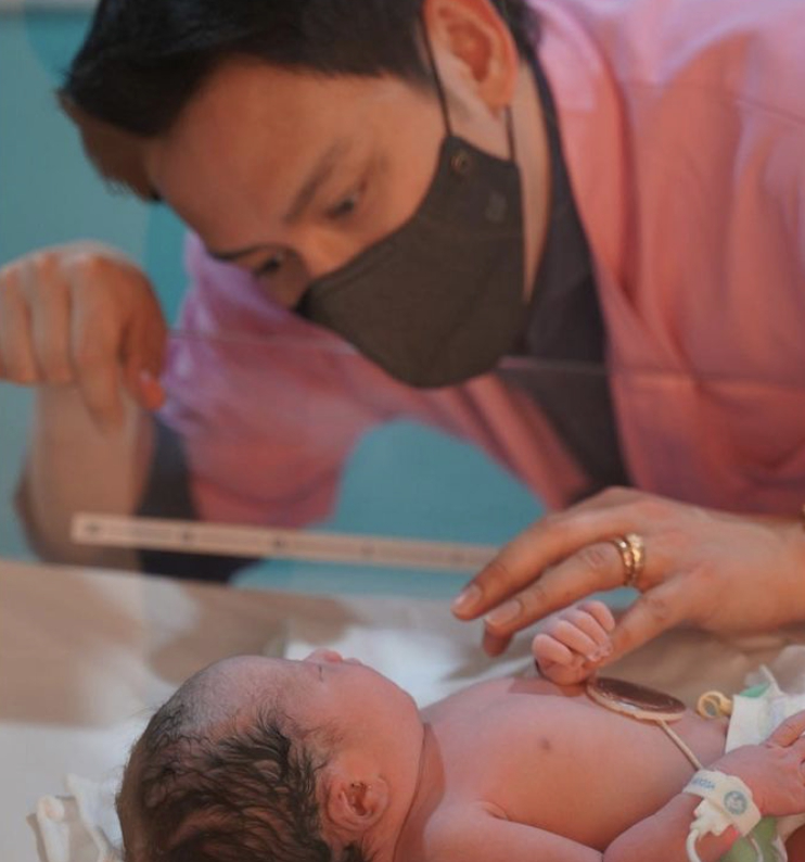 ฟลุค เกริกพล โอบอุ้มลูกสาว น้องนาตาชา ไว้ในอ้อมกอด เปรียบเป็นรักแรกพบของพ่อ