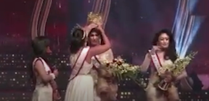 มิสซิสเวิลด์ เดินไปถอดมงกุฎมิสซิสศรีลังกาคาเวที อ้างหล่อนไม่สมมง