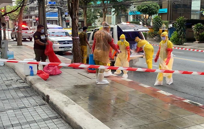 ชายนิรนามดับปริศนา ริมถนนสุรวงศ์ เจ้าหน้าที่สวม PPE เก็บศพ