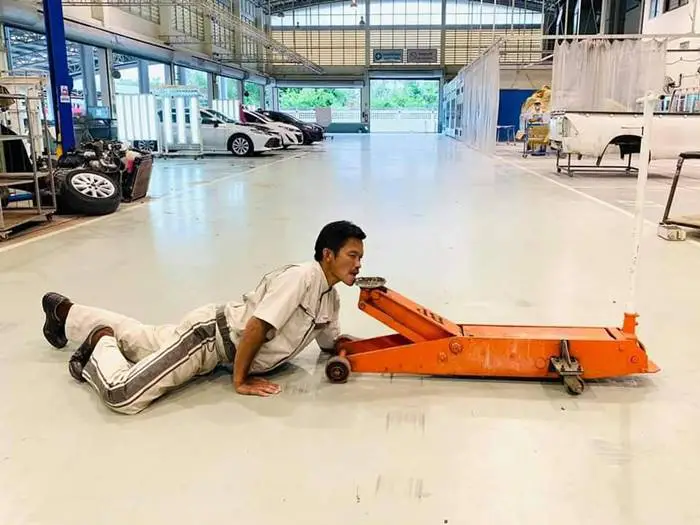 พนง.ไอเดียบรรเจิด จัดโชว์ให้ลูกค้าดู ระหว่างรอเอารถไปซ่อมที่ศูนย์