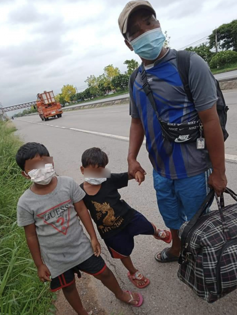 สาวสุดเห็นใจ ขับรถผ่านเจอ 3 คนพ่อลูก เดินเท้ากลับบ้าน แปลกใจไม่ยอมขึ้นรถ