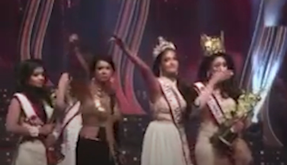 มิสซิสเวิลด์ เดินไปถอดมงกุฎมิสซิสศรีลังกาคาเวที อ้างหล่อนไม่สมมง