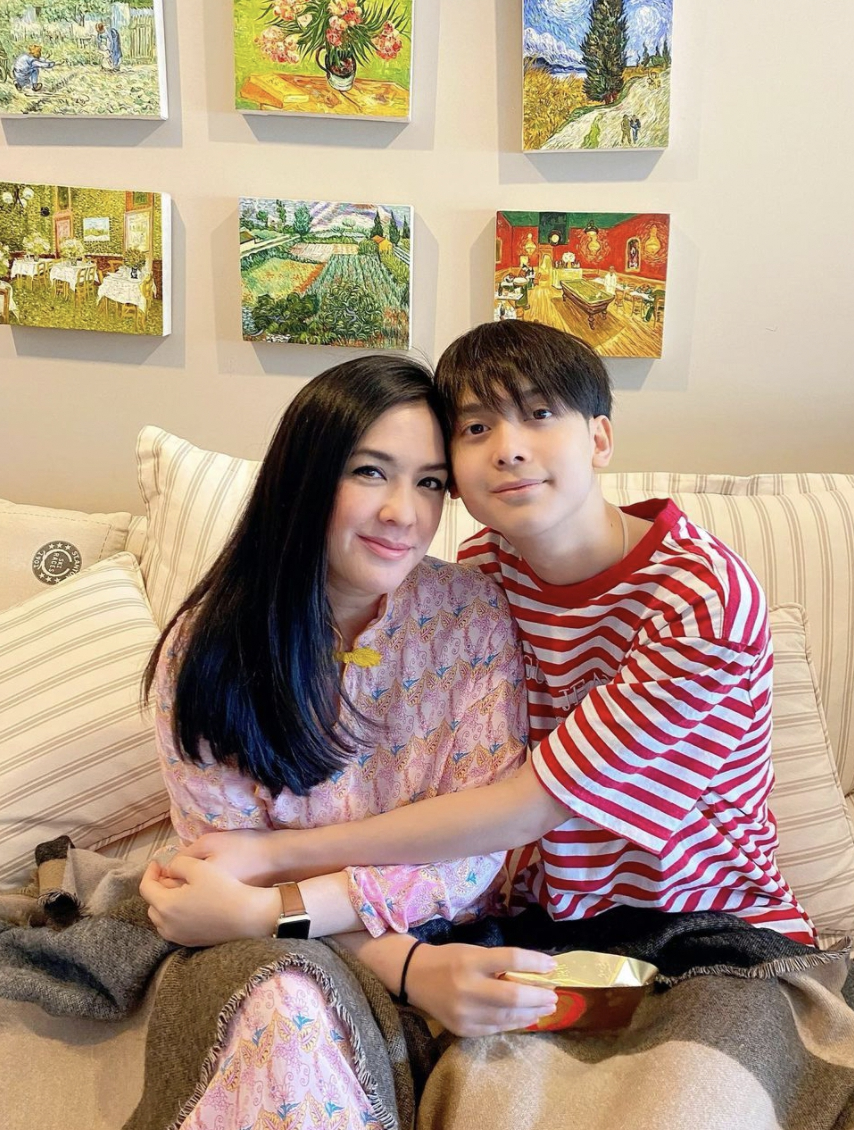 น้องอชิ สั่งพวงมาลัยเซอร์ไพรส์ แม่โบ ชญาดา กลางดึก ในวันปีใหม่ไทย