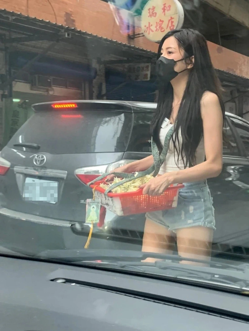 เปิดภาพ สาวขายพวงมาลัย สี่แยกไฟแดงในไต้หวัน สวยทะลุแมสก์ มองกันเป็นตาเดียว