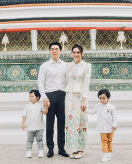 น็อต วิศรุต พา ชมพู่ อารยา และลูกแฝด น้องสายฟ้า-น้องพายุ ไปไหว้บรรพบุรุษ ฮวงซุ้ยยิ่งใหญ่สมกับเป็นตระกูลหมื่นล้าน
