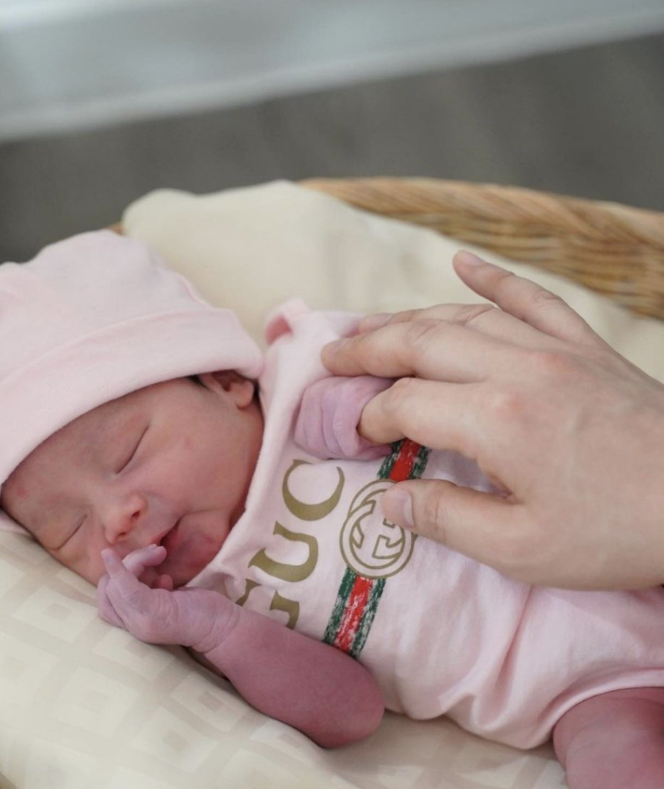 ฟลุค เกริกพล โอบอุ้มลูกสาว น้องนาตาชา ไว้ในอ้อมกอด เปรียบเป็นรักแรกพบของพ่อ