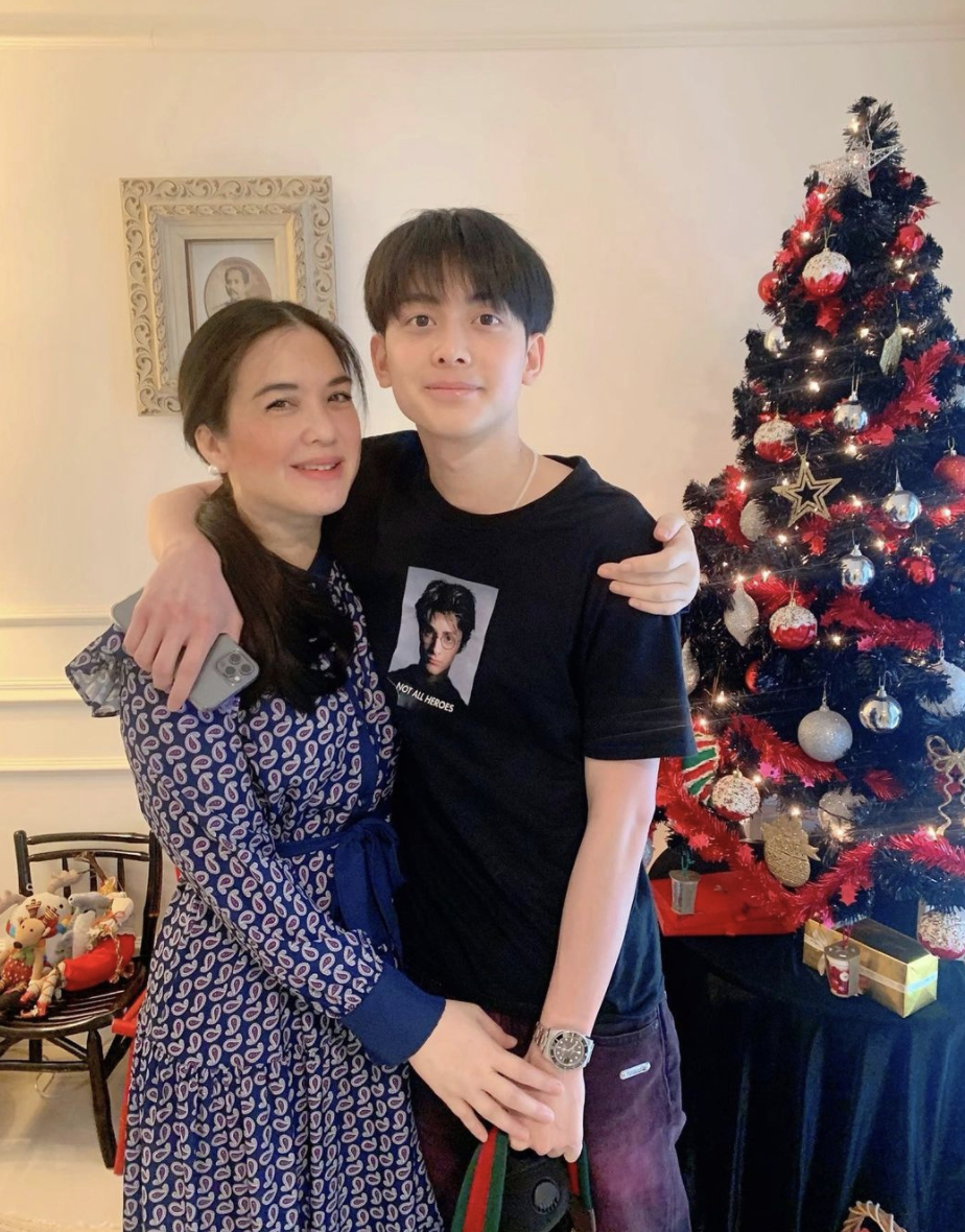 น้องอชิ สั่งพวงมาลัยเซอร์ไพรส์ แม่โบ ชญาดา กลางดึก ในวันปีใหม่ไทย
