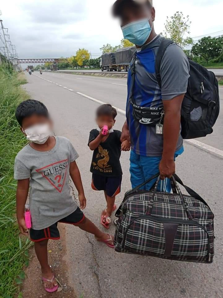 สุดลำบาก 3 พ่อลูกกระเตงเดินเท้าจาก ระยอง กลับบ้านอุดรฯ ไม่ขึ้นรถ