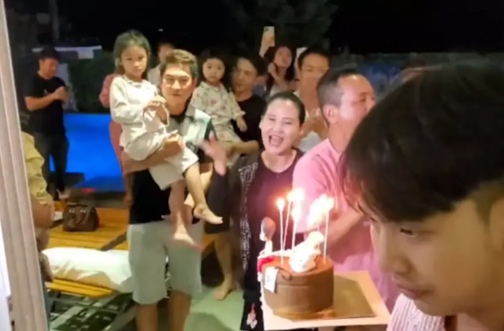 ลูกๆจัดเซอร์ไพรส์ วันเกิดให้ เท่ง เถิดเทิง มอบเค้กของขวัญให้เฉียดแสน