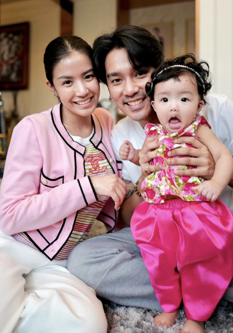 ใบเตย-ดีเจแมน พาลูกสาว น้องเวทมนต์ ไปกราบขอพร คุณปู่-คุณย่า ในวันสงกรานต์