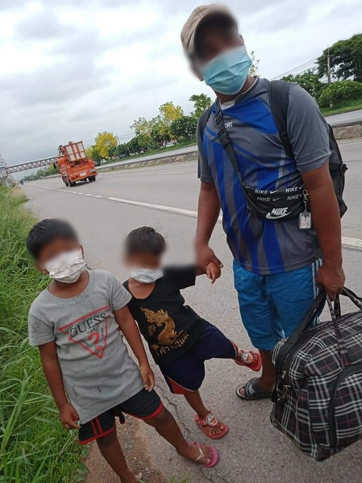 สุดลำบาก 3 พ่อลูกกระเตงเดินเท้าจาก ระยอง กลับบ้านอุดรฯ ไม่ขึ้นรถ