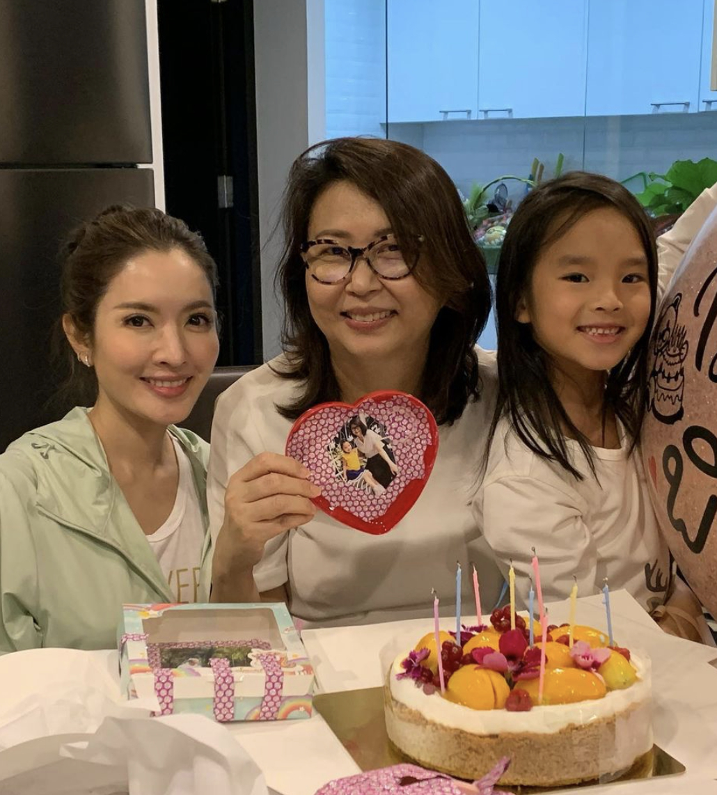 แอฟ ทักษอร-น้องปีใหม่ ทำการ์ดอวยพรวันเกิดให้คุณยาย   หมวดอ๋อ  คอมเมนต์อวยพร