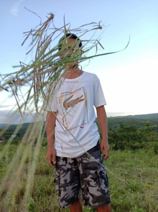 หนุ่มโพสต์ท่าหล่อ ให้เพื่อนถ่ายรูปให้ คิดว่ารูปที่ออกมา ต้องดูดีแน่ๆ