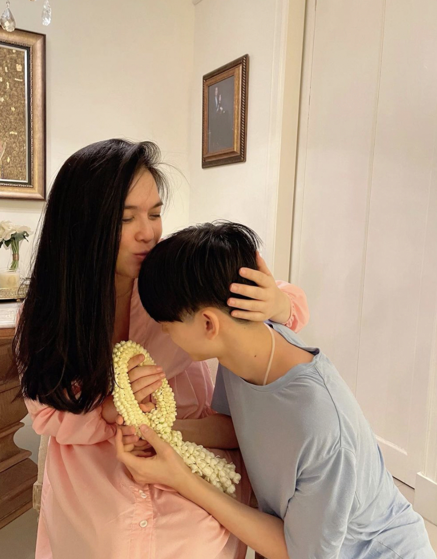 น้องอชิ สั่งพวงมาลัยเซอร์ไพรส์ แม่โบ ชญาดา กลางดึก ในวันปีใหม่ไทย