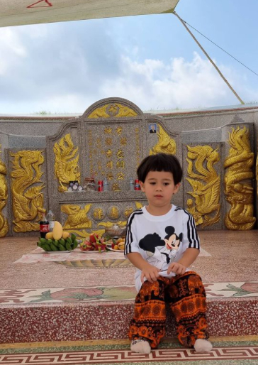 น็อต วิศรุต พา ชมพู่ อารยา และลูกแฝด น้องสายฟ้า-น้องพายุ ไปไหว้บรรพบุรุษ ฮวงซุ้ยยิ่งใหญ่สมกับเป็นตระกูลหมื่นล้าน