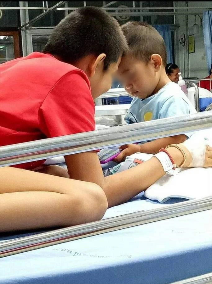 สาวซึ้งในจิต เห็นสองพี่น้องนั่งให้กำลังใจกันบนเตียงคนไข้ แม้กำพร้าพ่อแม่แต่ไม่รู้สึกขาด