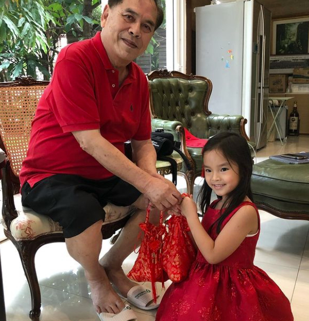 น้องปีใหม่  ทำการแสดงโชว์หุ่นมือ ให้บ้านเตชะณรงค์ชม ช่างเก่งรอบด้าน สมกับเป็นลูกสาว แอฟ ทักษอร