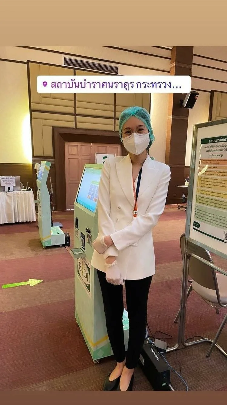 ปอย ตรีชฎา ร่วมเป็นเจ้าหน้าที่อาสาสมัคร ที่บำราศนราดูร สู้วิกฤตโควิด-19