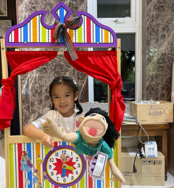 น้องปีใหม่  ทำการแสดงโชว์หุ่นมือ ให้บ้านเตชะณรงค์ชม ช่างเก่งรอบด้าน สมกับเป็นลูกสาว แอฟ ทักษอร