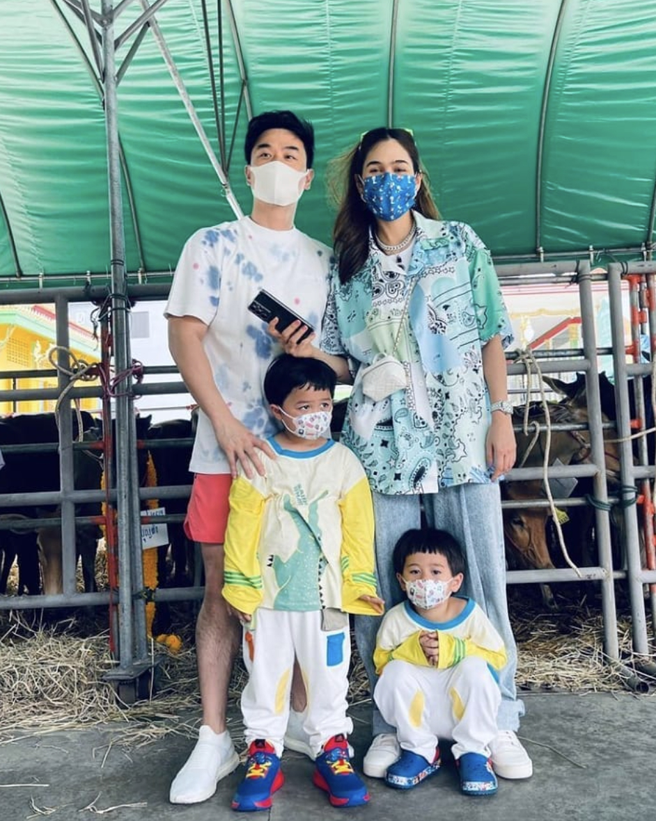 พ่อน็อต-แม่ชมพู่ จูงมือทายาทฝาแฝด น้องสายฟ้า-น้องพายุ ทำบุญไถ่ชีวิตโคกระบือ