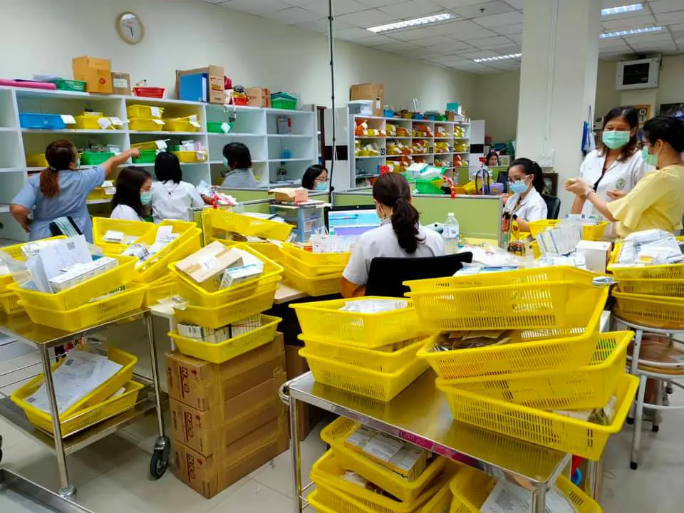 เภสัชกร เร่งจัดยาส่งให้ผู้ป่วยทางไปรษณีย์ หลังเจอโควิดไม่สามารถมา รพ.ได้